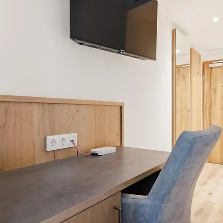 Hotel Lebzelter Strasswalchen, Familien Und Business Aufenthalt, Seengebiet, Erlebnispark *