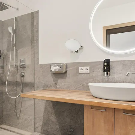 Lebzelter Strasswalchen, Familien Und Business Aufenthalt, Seengebiet, Erlebnispark Hotel